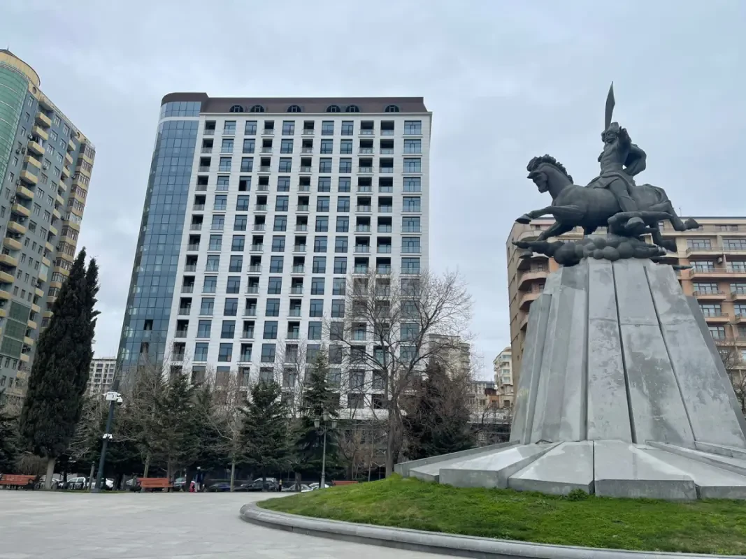 Satılır 3 otaqlı mənzil 137 m²