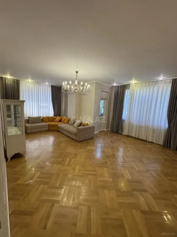 Satılır 3 otaqlı mənzil 135 m²