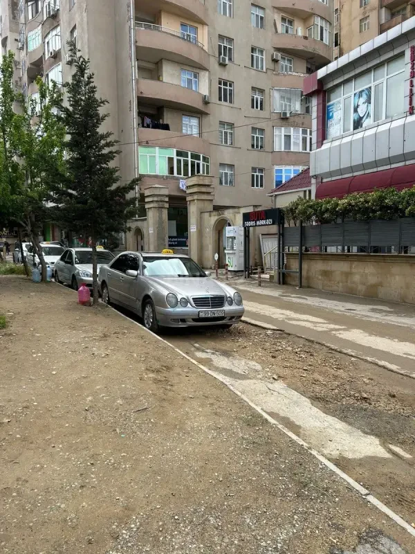 Satılır 2 otaqlı mənzil 76 m²