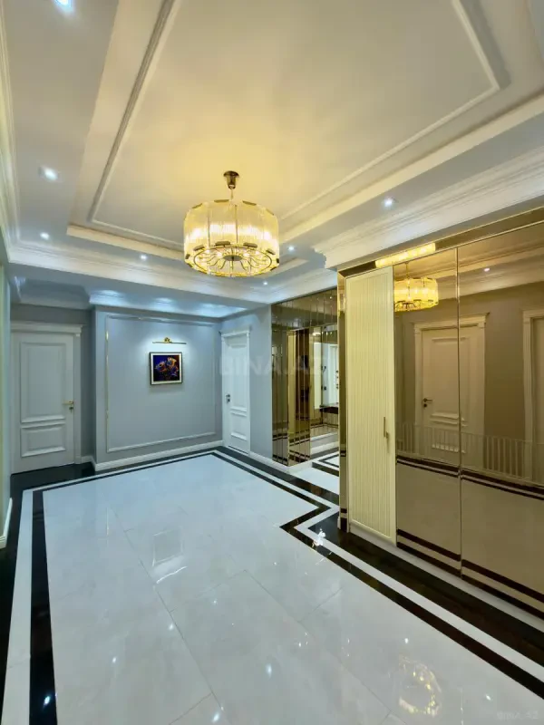 Satılır 4 otaqlı mənzil 165 m²