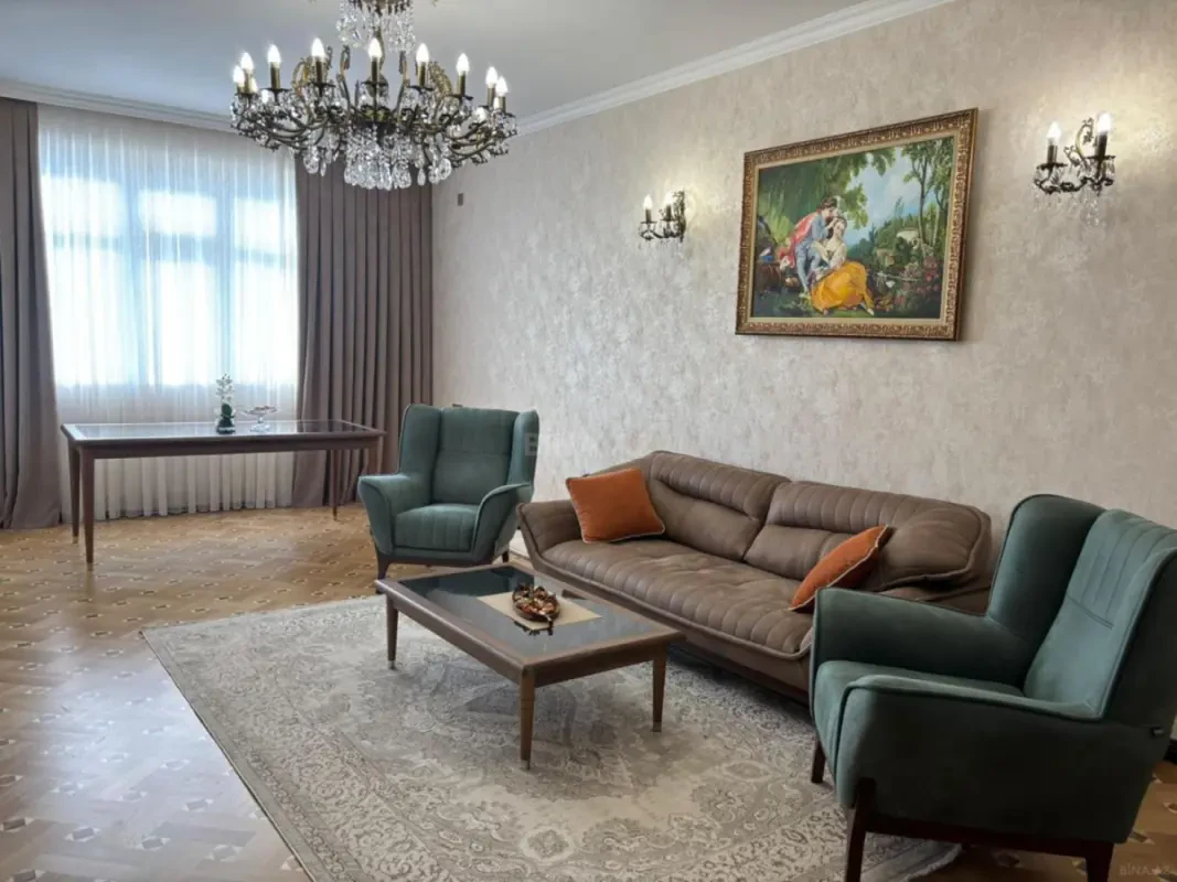 Satılır 4 otaqlı mənzil 165 m²