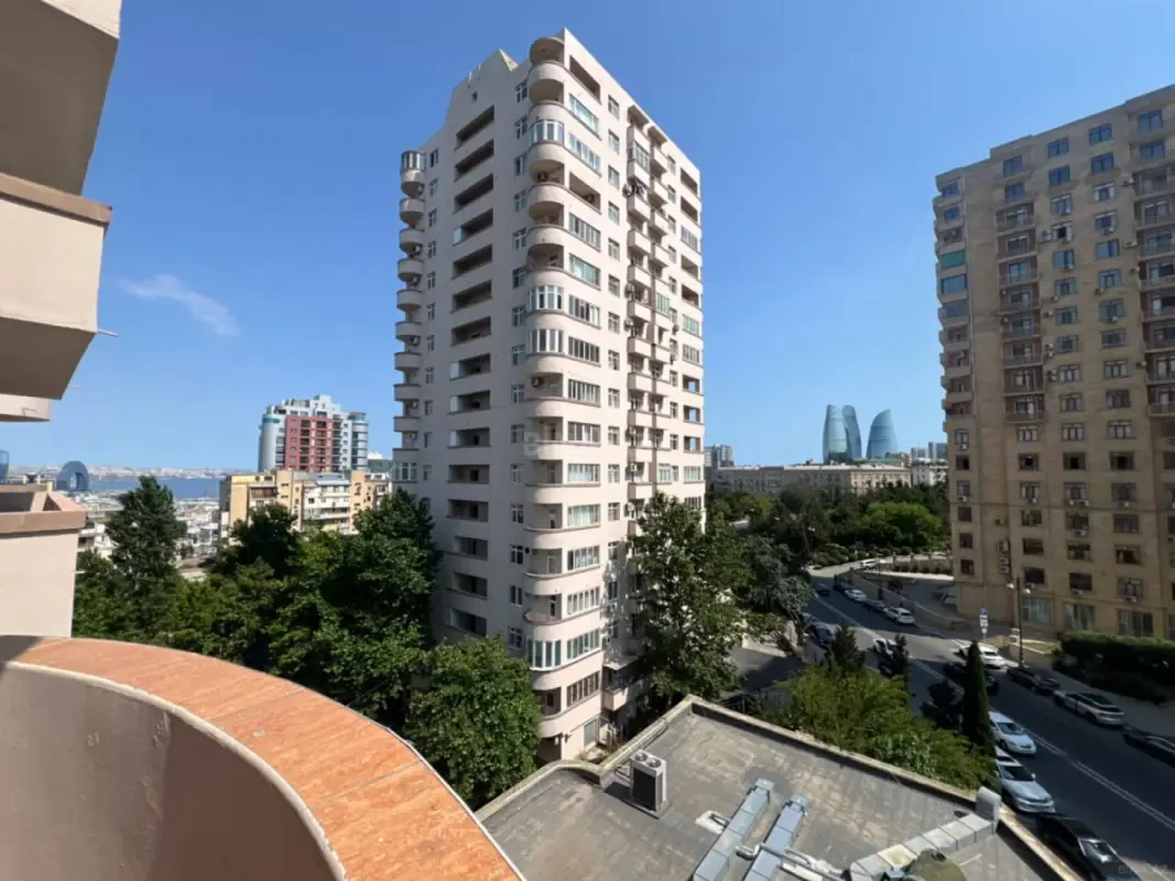 Kirayə verilir 4 otaqlı mənzil 120 m²