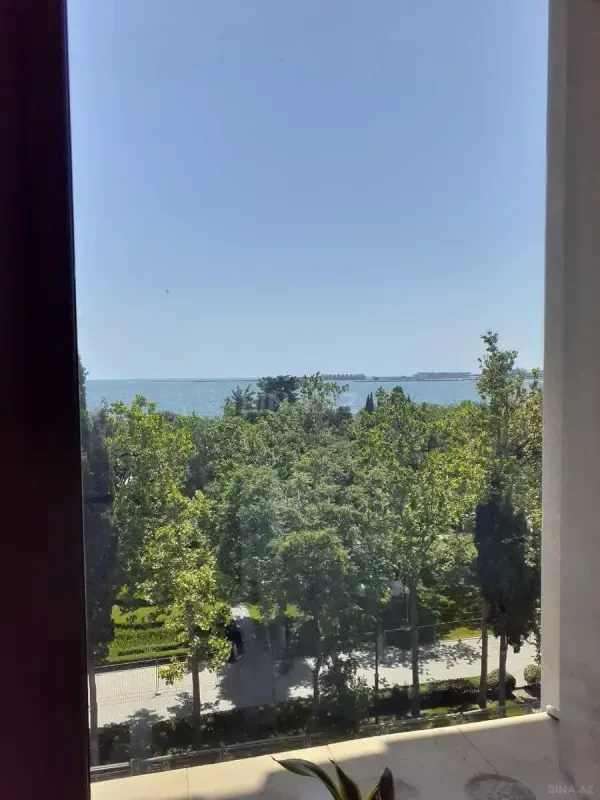 Kirayə verilir 4 otaqlı mənzil 150 m²