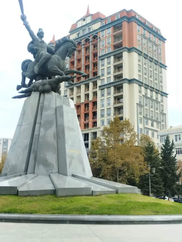 Satılır 4 otaqlı mənzil 180 m²