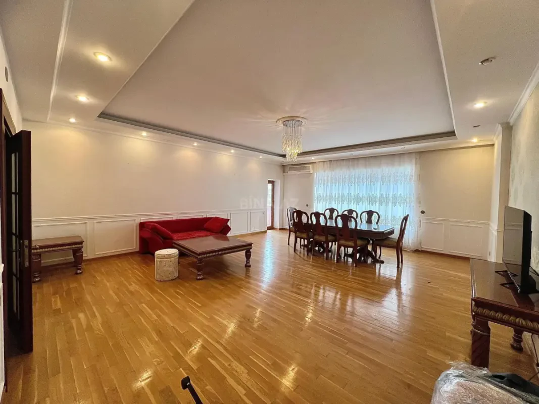 Satılır 5 otaqlı mənzil 240 m²