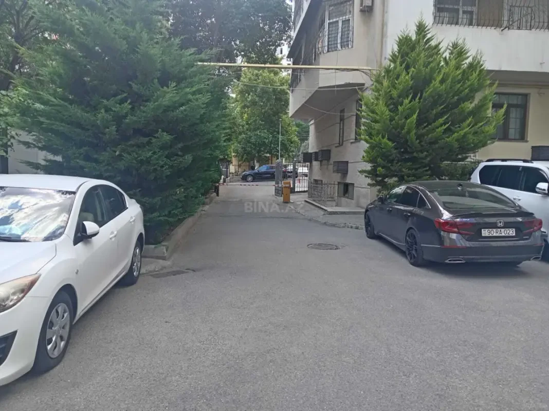 Satılır 4 otaqlı mənzil 190 m²