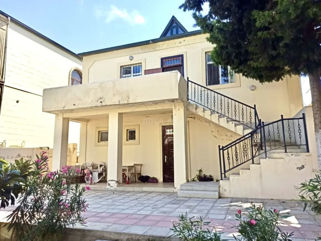 Satılır 8 otaqlı həyət evi 200 m²