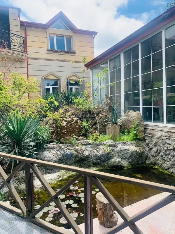 Kirayə verilir 9 otaqlı həyət evi 550 m²
