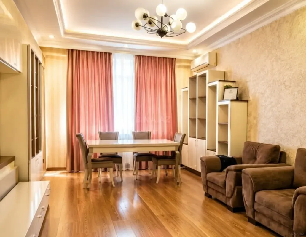 Kirayə verilir 2 otaqlı mənzil 76 m²