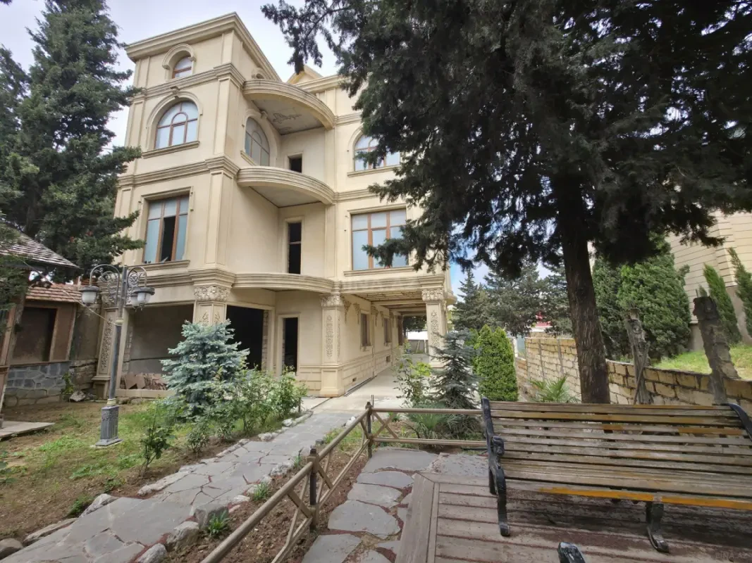 Satılır 7 otaqlı həyət evi 1070 m²