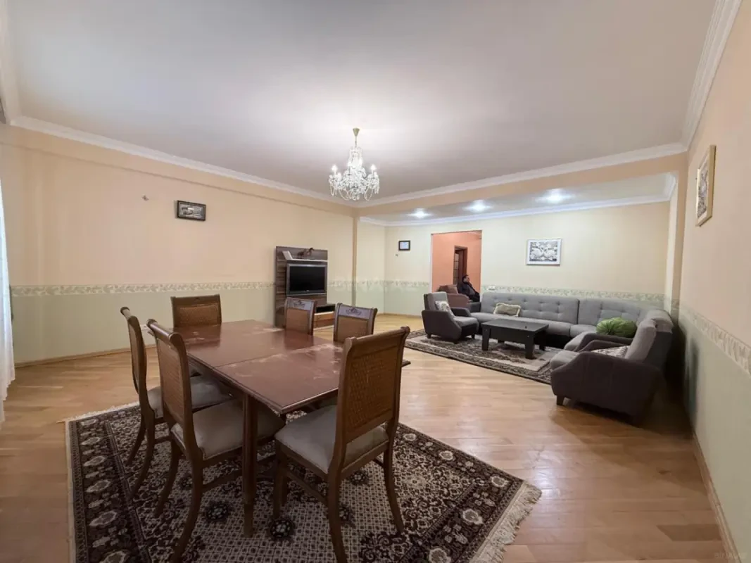 Kirayə verilir 4 otaqlı mənzil 210 m²