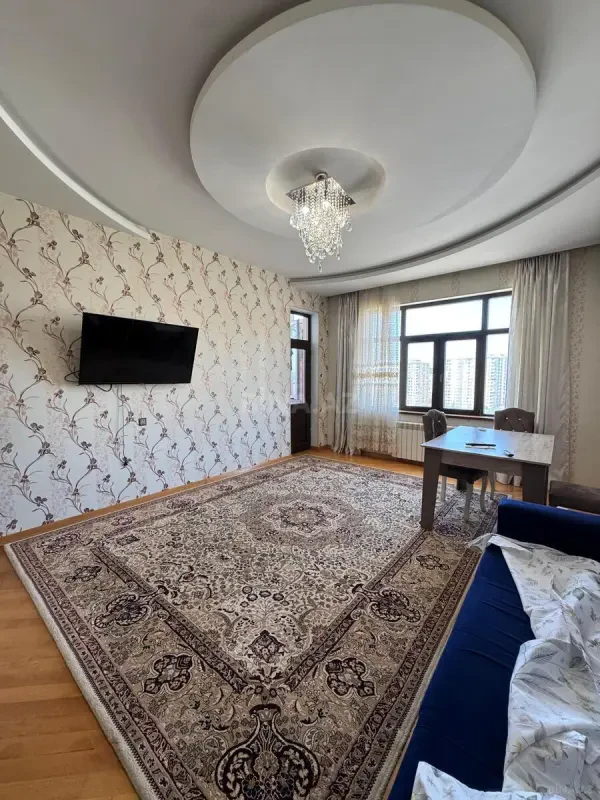 Satılır 2 otaqlı mənzil 83 m²
