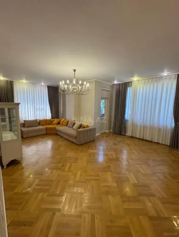 Satılır 3 otaqlı mənzil 135 m²