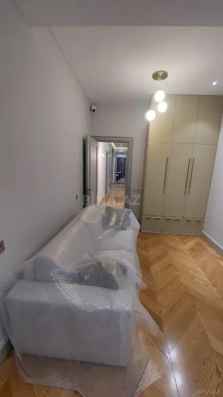 Satılır 4 otaqlı mənzil 180 m²