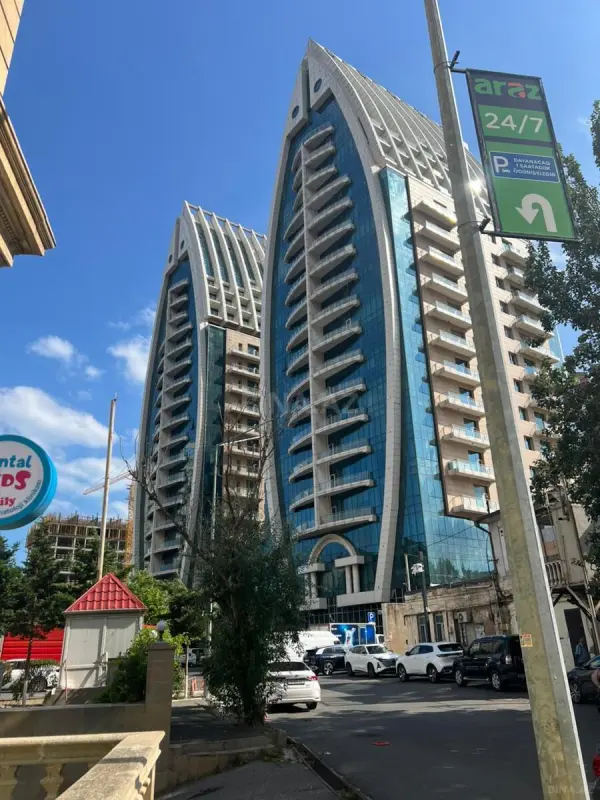Satılır 4 otaqlı mənzil 193 m²