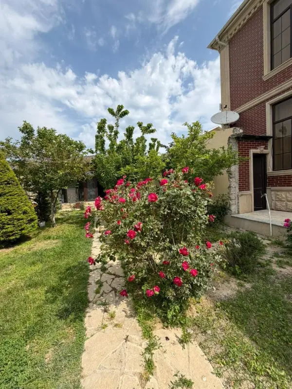Satılır 5 otaqlı həyət evi 250 m²