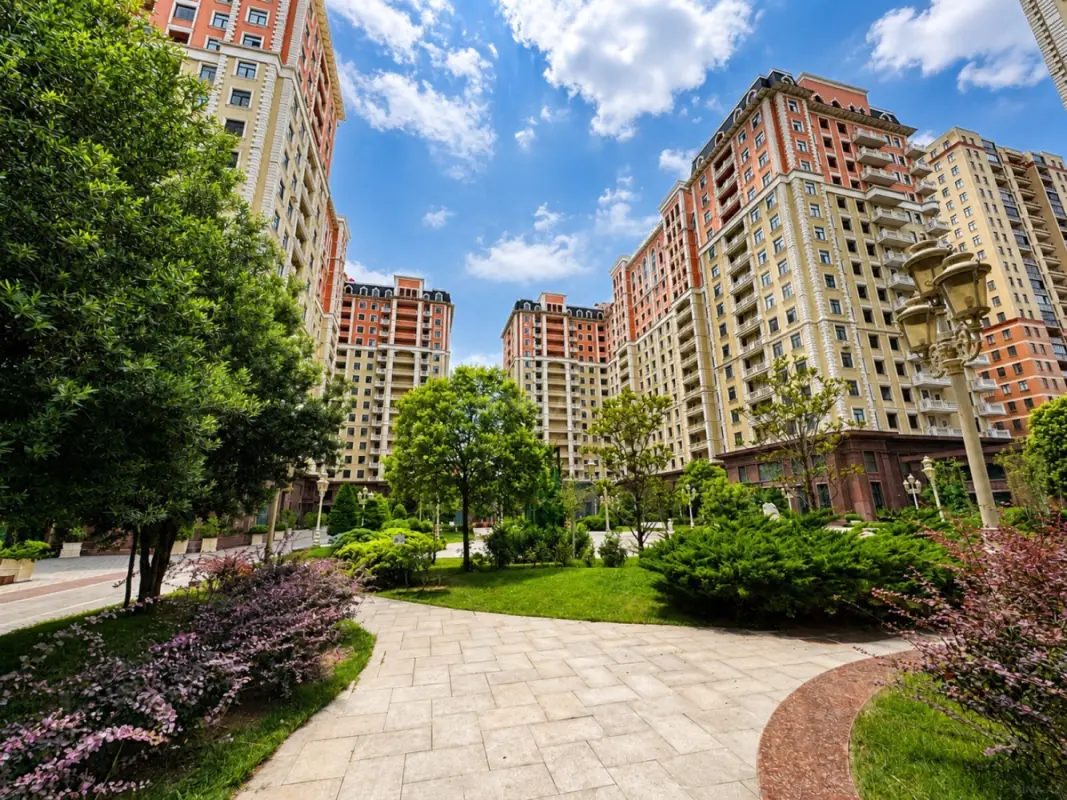 Satılır 4 otaqlı mənzil 181 m²