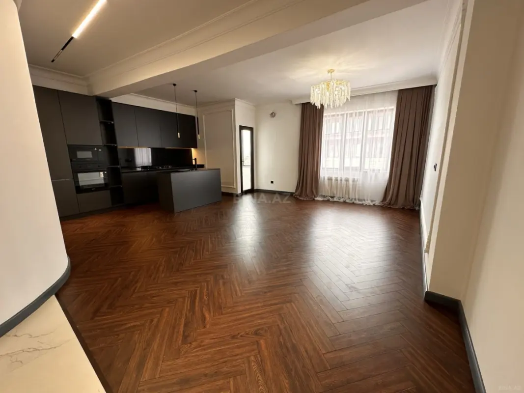 Satılır 3 otaqlı mənzil 142 m²