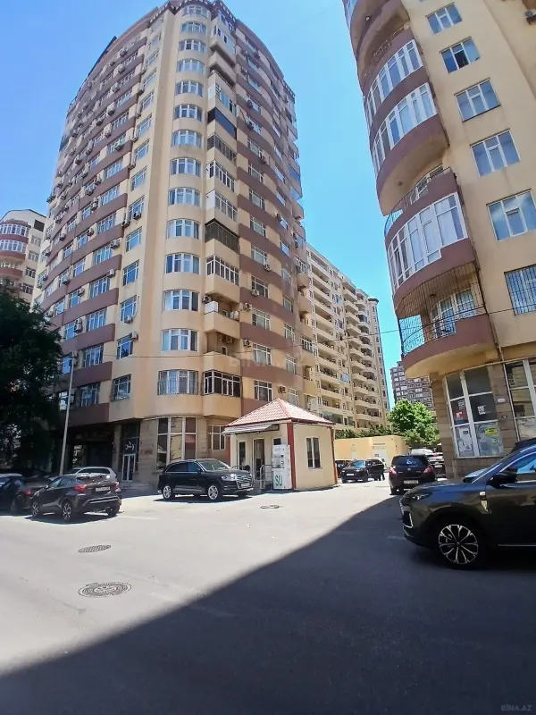 Satılır 5 otaqlı mənzil 410 m²