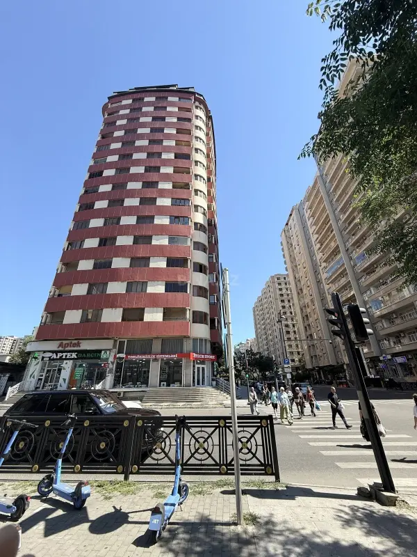 Satılır 4 otaqlı mənzil 220 m²