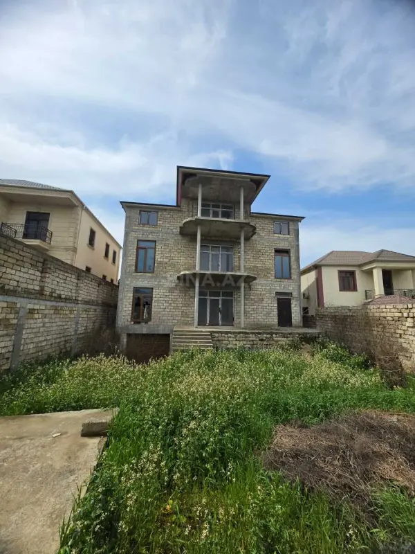 Satılır 10 otaqlı həyət evi 650 m²