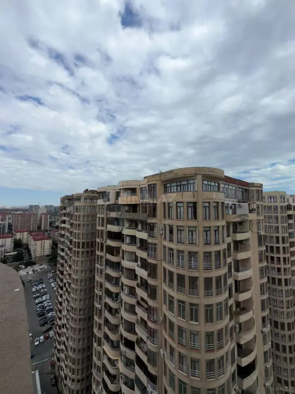 Satılır 10 otaqlı mənzil 1000 m²