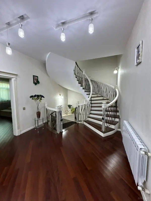 Satılır 6 otaqlı həyət evi 320 m²