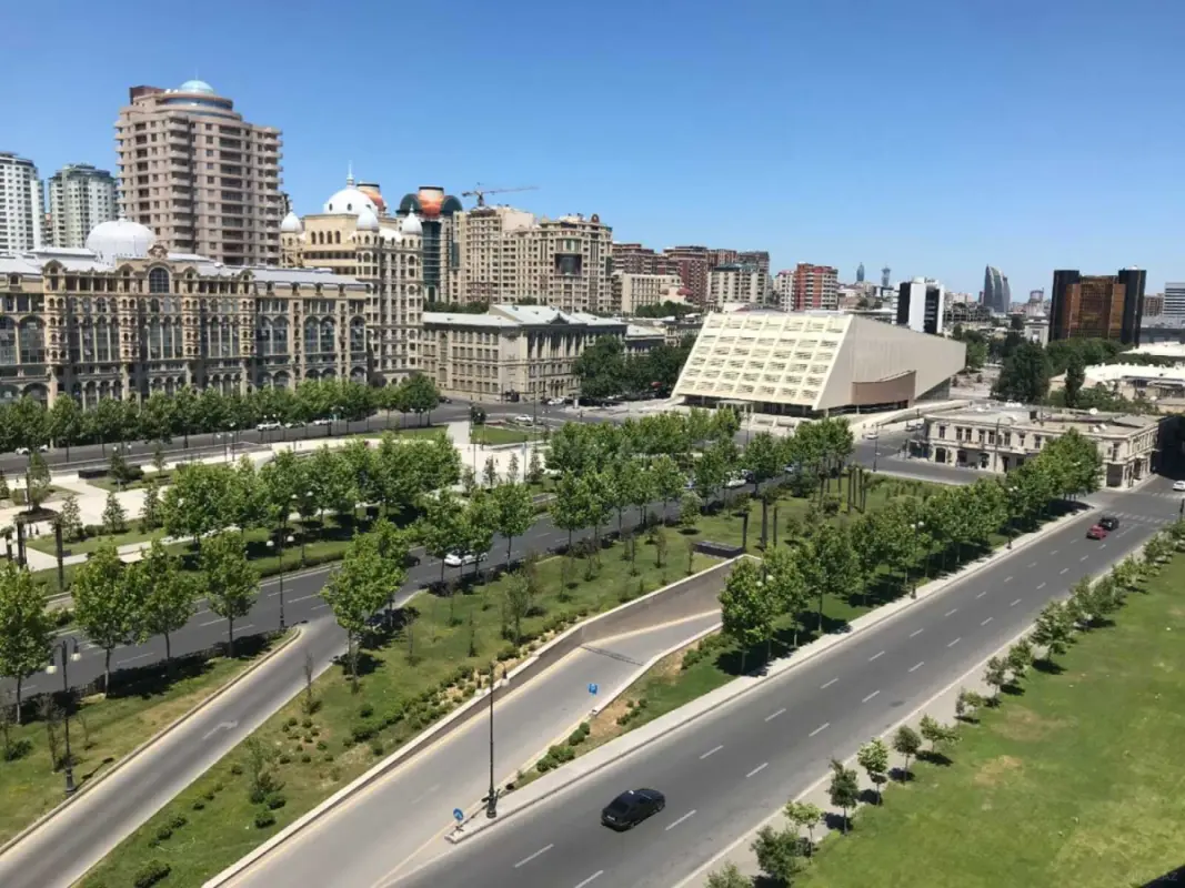 Satılır 3 otaqlı mənzil 135 m²