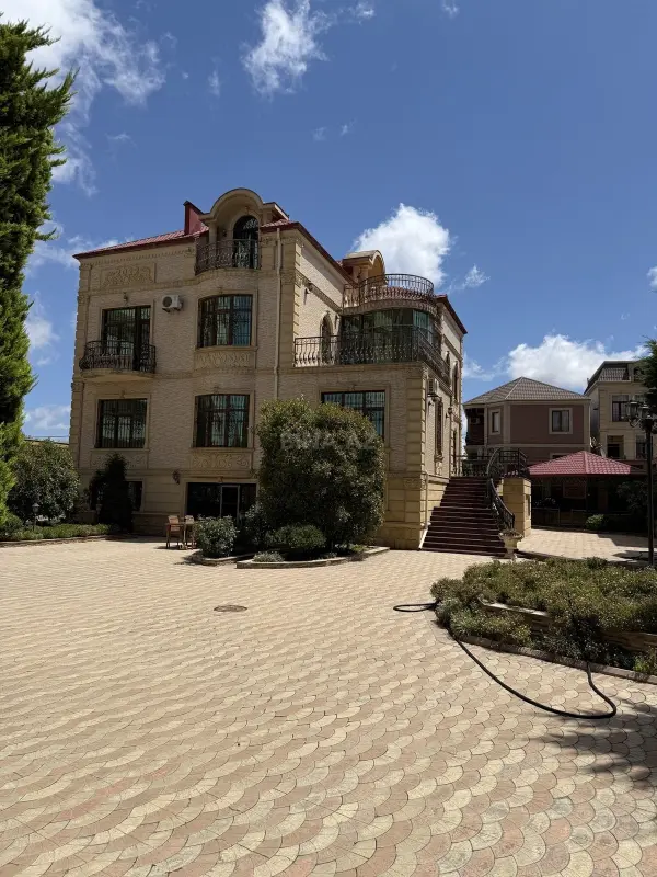 Satılır 8 otaqlı həyət evi 800 m²