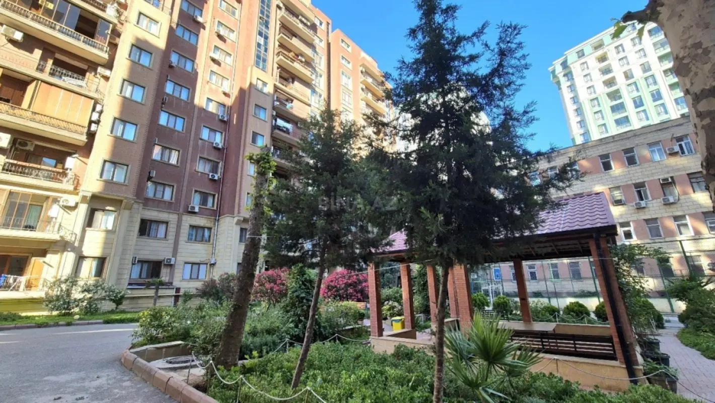 Satılır 4 otaqlı mənzil 171 m²