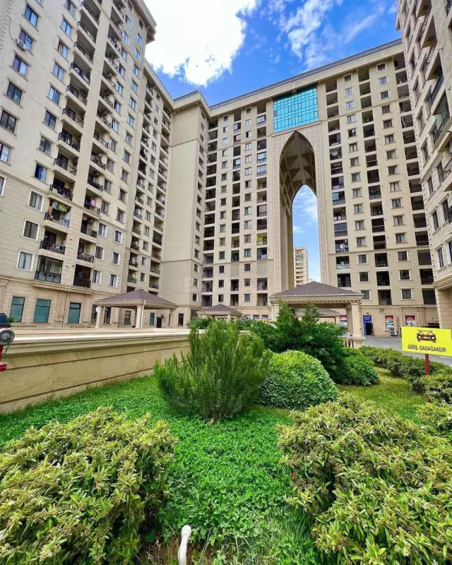 Satılır 6 otaqlı mənzil 323 m²