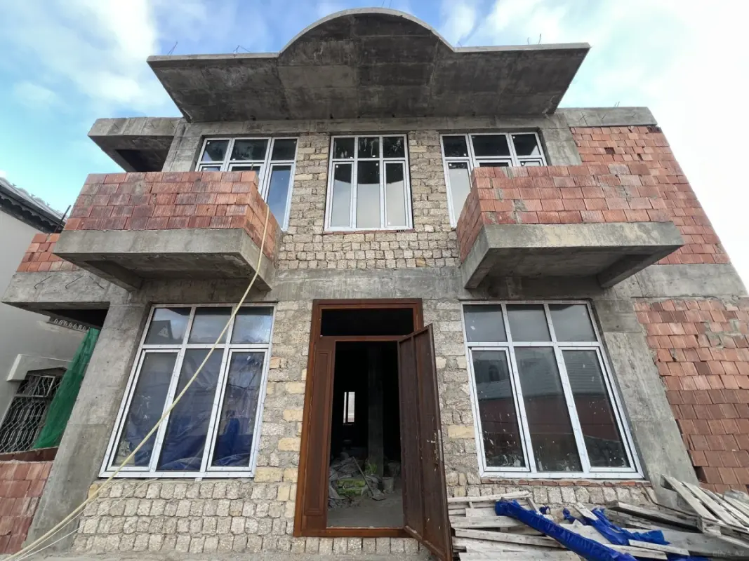 Satılır 6 otaqlı həyət evi 700 m²