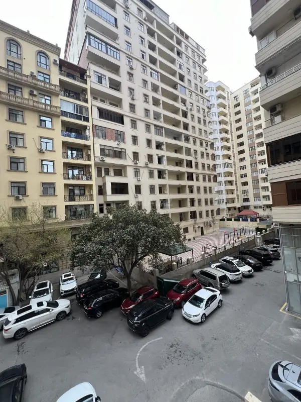 Satılır 3 otaqlı mənzil 180 m²