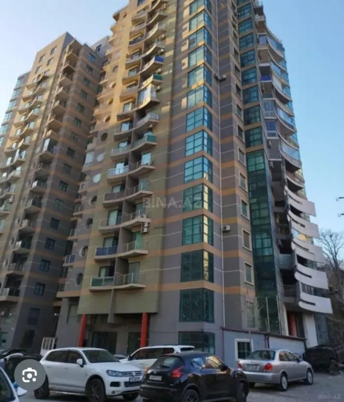 Satılır 4 otaqlı mənzil 190 m²