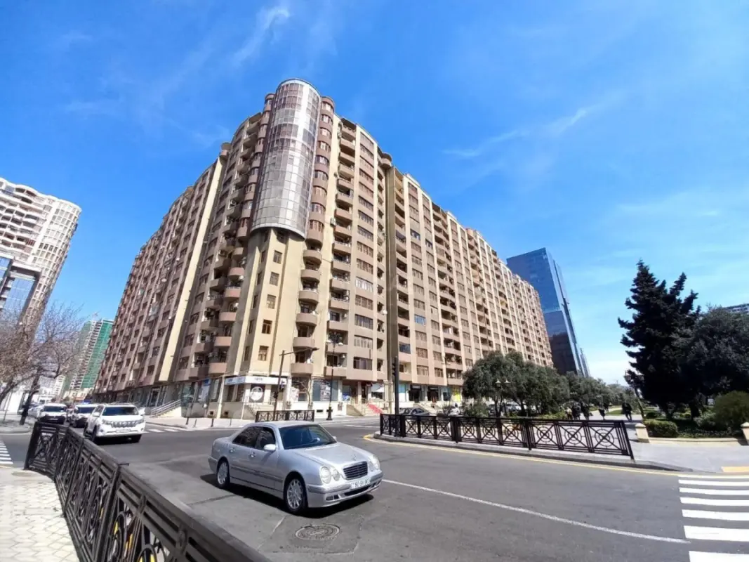 Satılır 3 otaqlı mənzil 137 m²