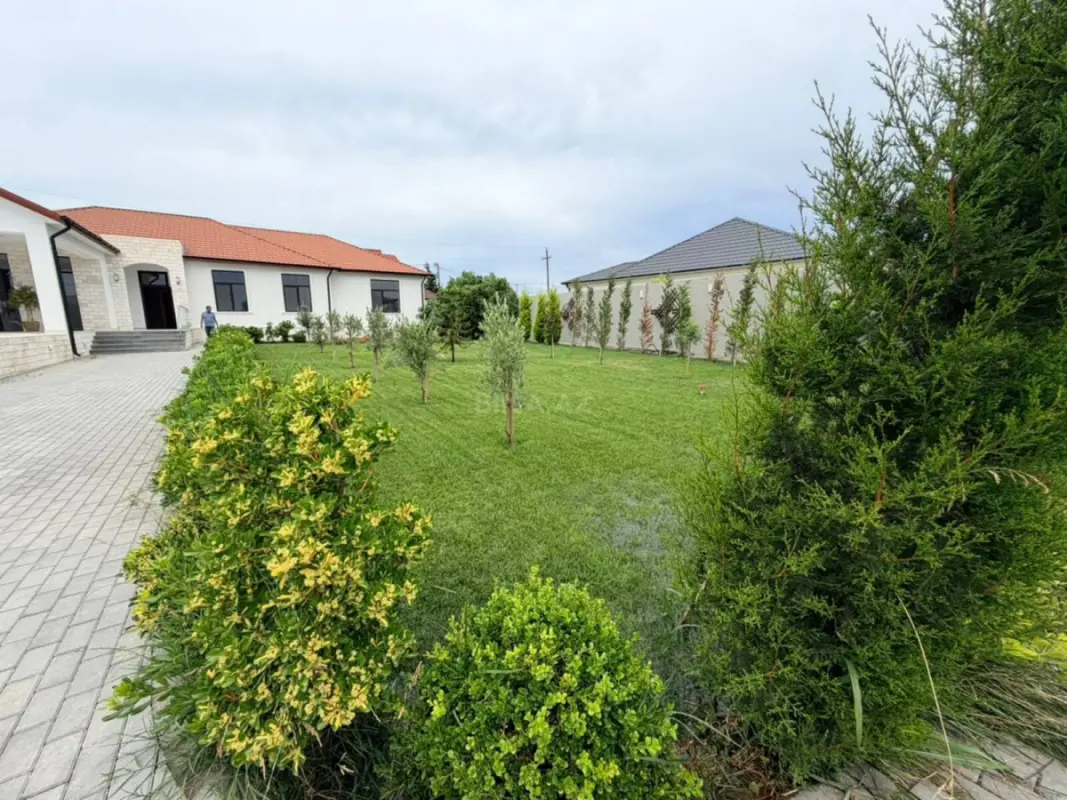 Satılır 5 otaqlı həyət evi 240 m²