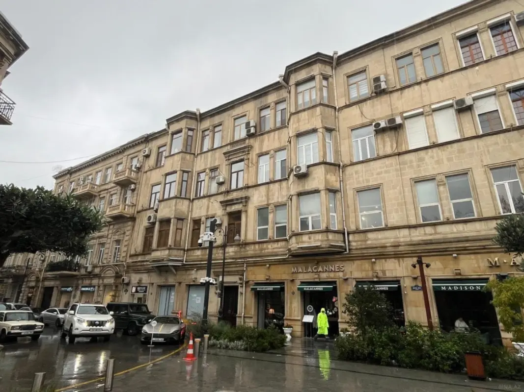 Satılır 7 otaqlı mənzil 470 m²