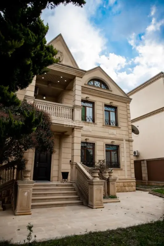 Satılır 7 otaqlı həyət evi 480 m²