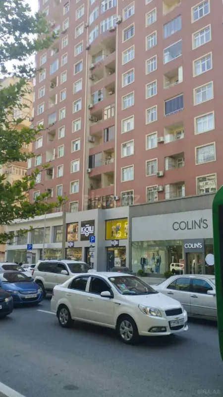 Satılır 3 otaqlı mənzil 163 m²
