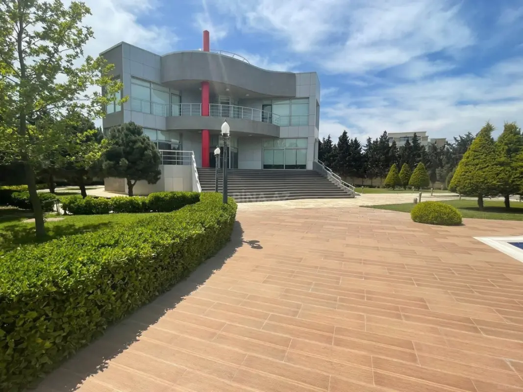 Satılır 10 otaqlı həyət evi 500 m²