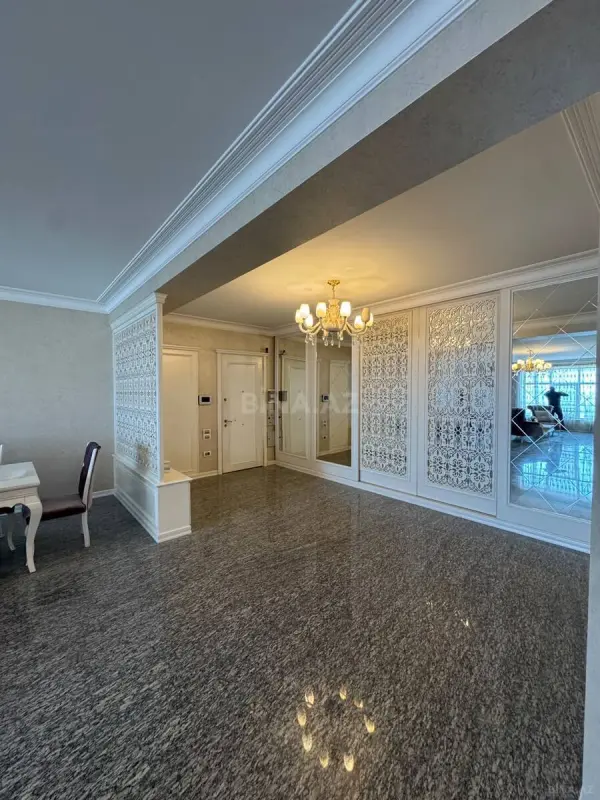Satılır 3 otaqlı mənzil 169 m²