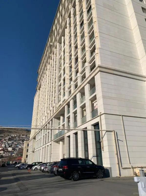 Satılır 4 otaqlı mənzil 164 m²