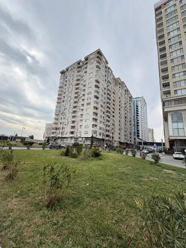 Satılır 3 otaqlı mənzil 159 m²