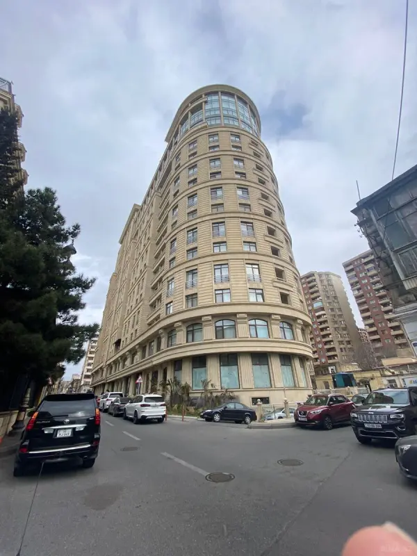 Kirayə verilir 4 otaqlı mənzil 200 m²