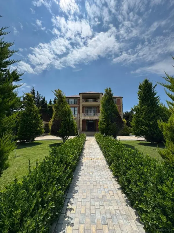 Satılır 7 otaqlı həyət evi 1700 m²