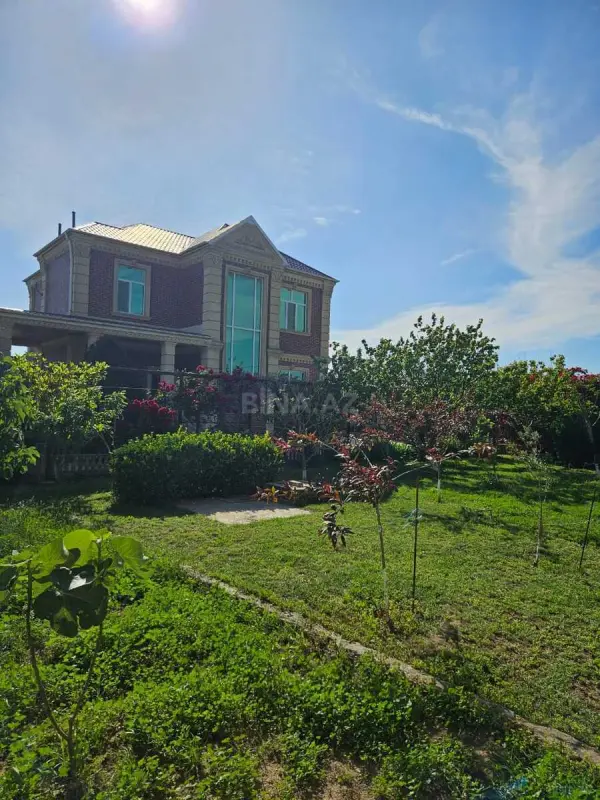 Satılır 8 otaqlı həyət evi 168 m²