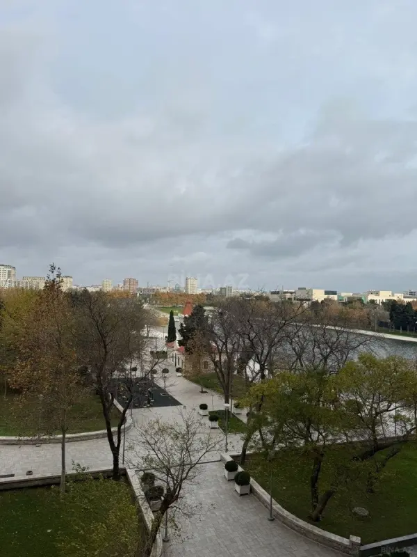 Satılır 4 otaqlı mənzil 230 m²