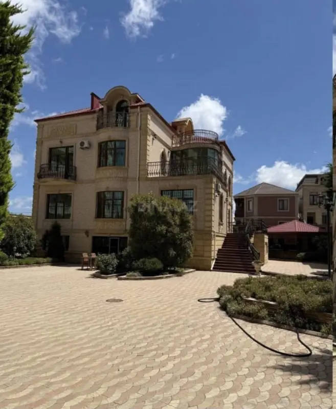 Satılır 8 otaqlı həyət evi 800 m²