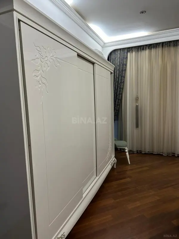Satılır 5 otaqlı mənzil 250 m²