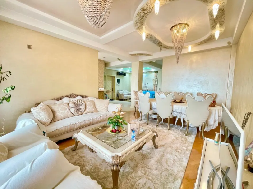 Satılır 3 otaqlı mənzil 135 m²